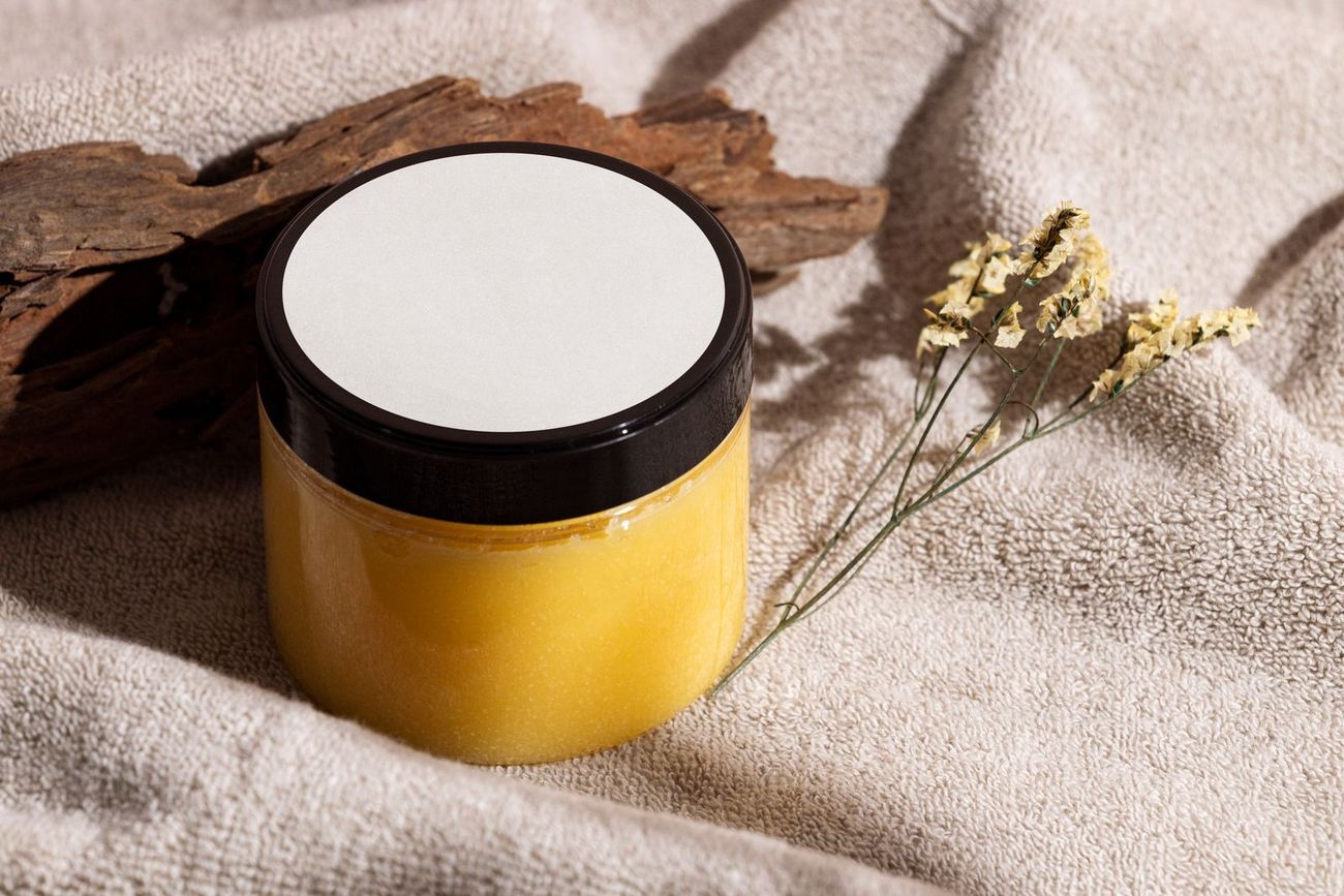 Pot de baume sur un tissu